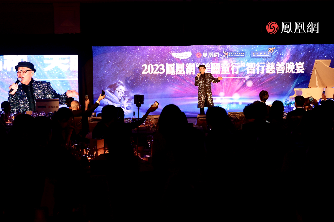 中国香港歌手陆宝现场演唱多首歌曲
