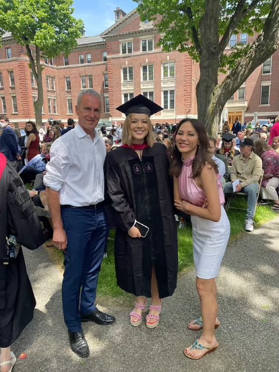 在露露从哈佛大学毕业那天，蔡美儿和丈夫出席了她的毕业典礼（图片来自网络）