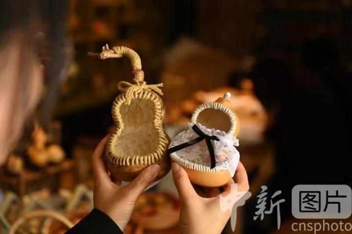 10月11日，甘肃省兰州市城关区文化馆非遗研学基地阮氏刻葫芦传习所内，参观者挑选兰州刻葫芦文创产品。