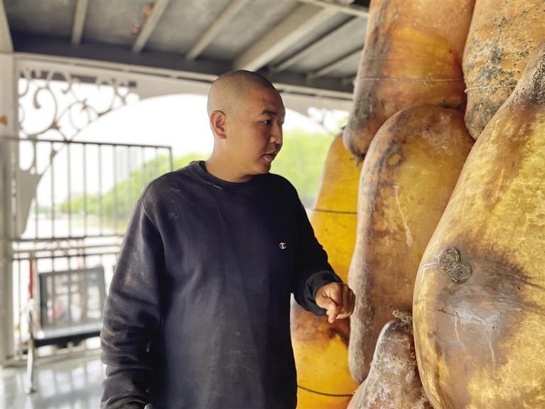 白怡涛检查羊皮筏子