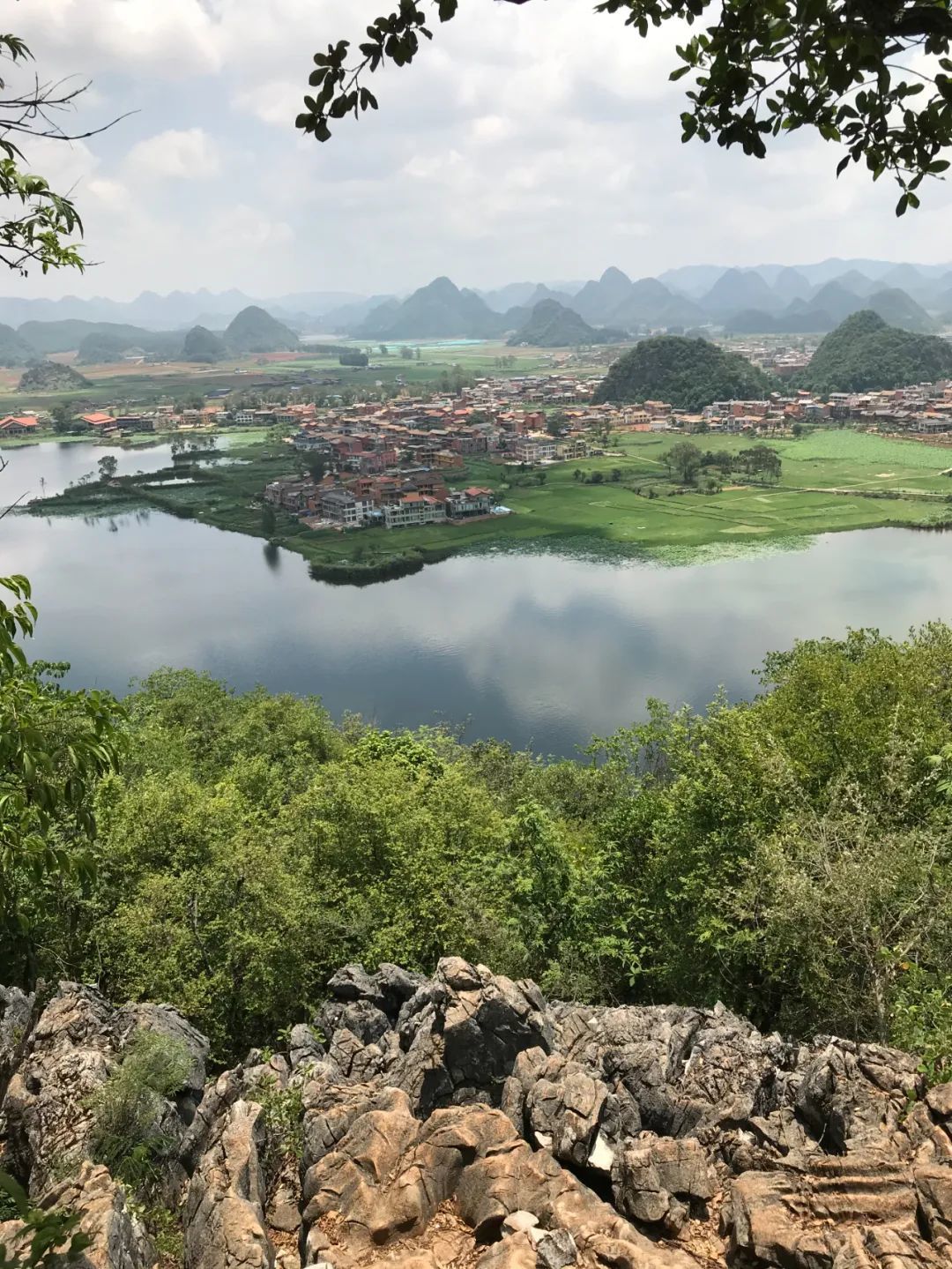 △登上湖区高峰青龙山，满眼都是丘陵水乡的奇妙风光（图/张小电）