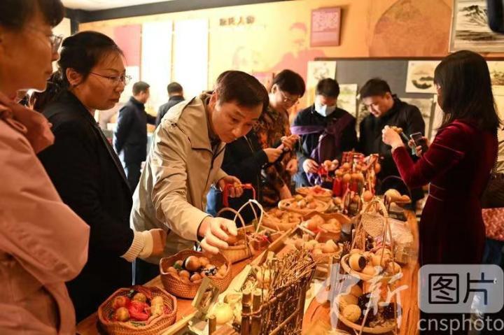 10月11日，甘肃省兰州市城关区文化馆非遗研学基地阮氏刻葫芦传习所内，游人挑选各式兰州刻葫芦。