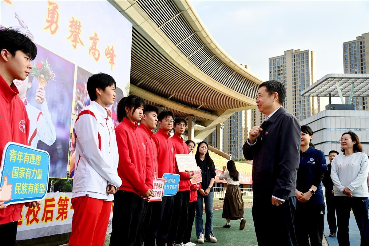 校长杨宗凯与队员们亲切交流