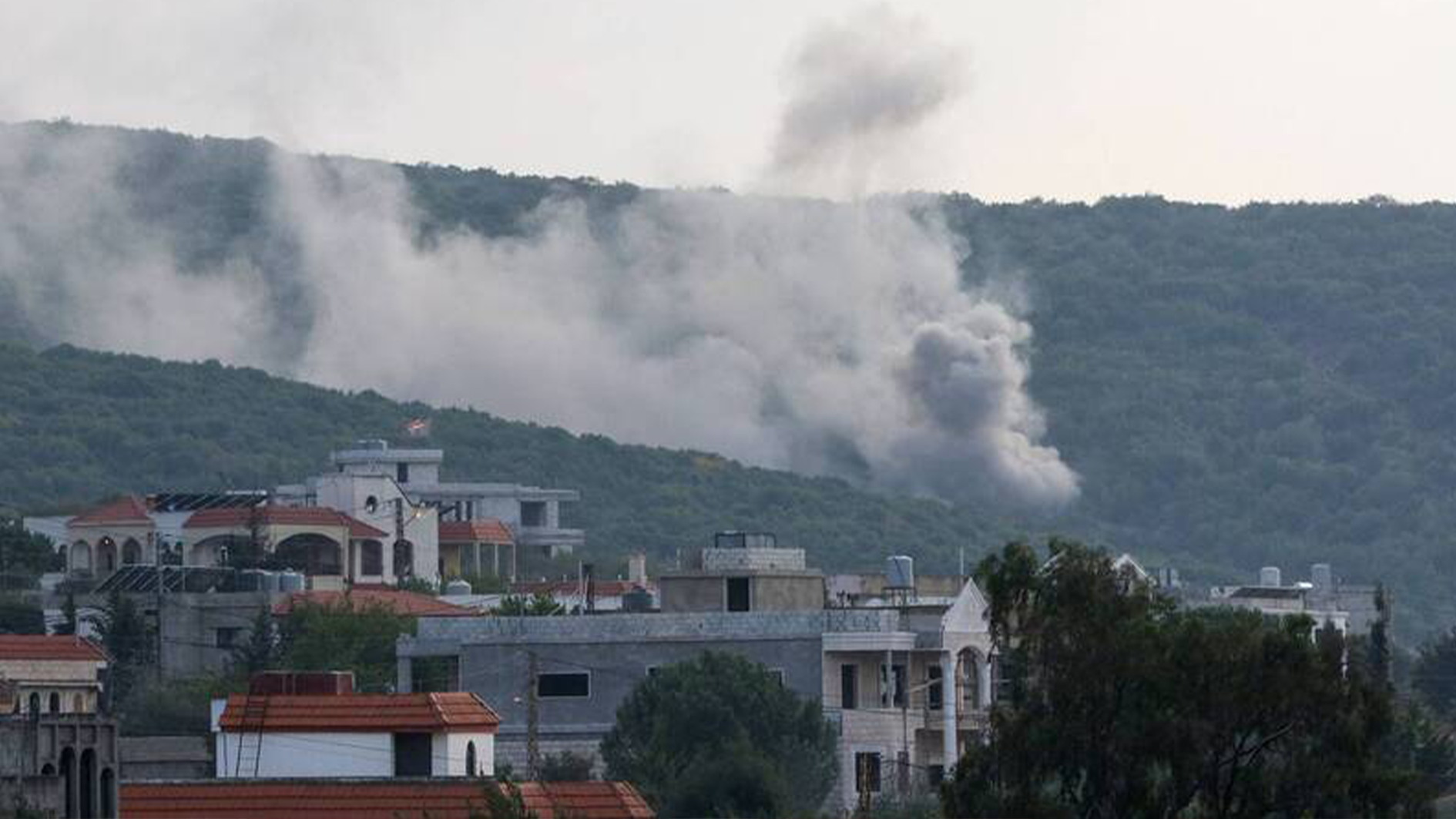 巴勒斯坦民众与以色列士兵在加沙地带激烈冲突，以色列发动空袭 _凤凰网视频_凤凰网