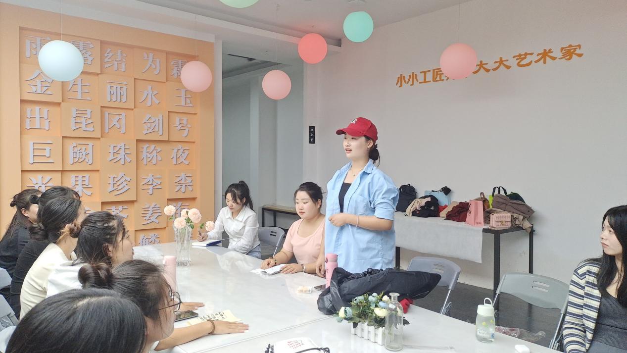 教育见习学生集中研讨现场