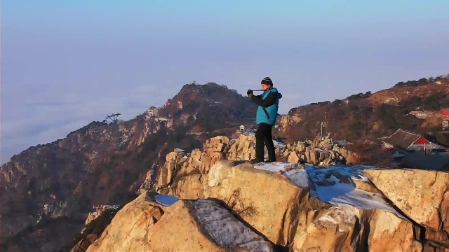 他是泰山顶上的保洁员，三年间拍摄上万张泰山的照片