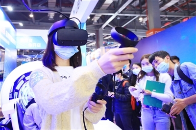 2020世界VR产业大会上，市民体验VR游戏。