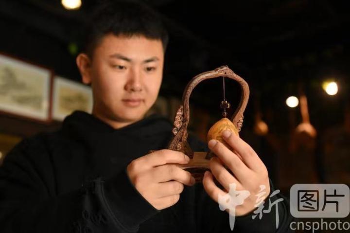 10月11日，甘肃省兰州市城关区文化馆非遗研学基地阮氏刻葫芦传习所内，参观者挑选兰州刻葫芦文创产品。