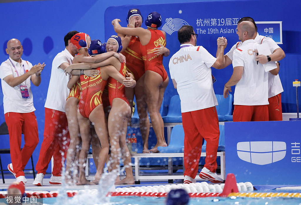 中国女水的球员和教练们互相拥抱、击掌,庆祝胜利