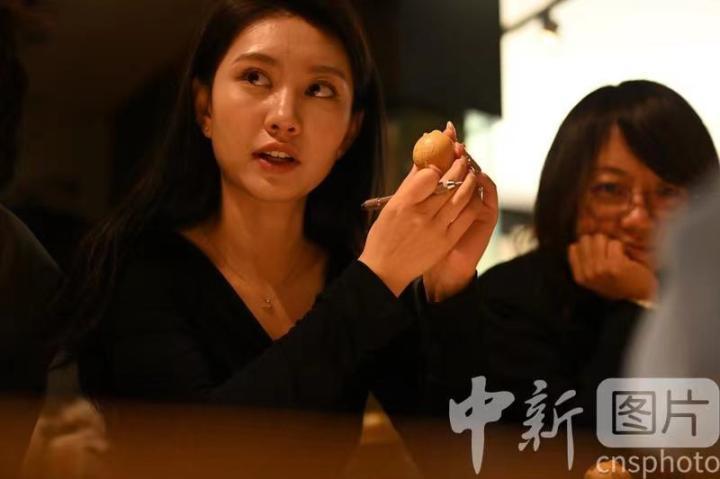 10月11日，甘肃省兰州市城关区文化馆非遗研学基地阮氏刻葫芦传习所内，体验者学习兰州刻葫芦技巧。