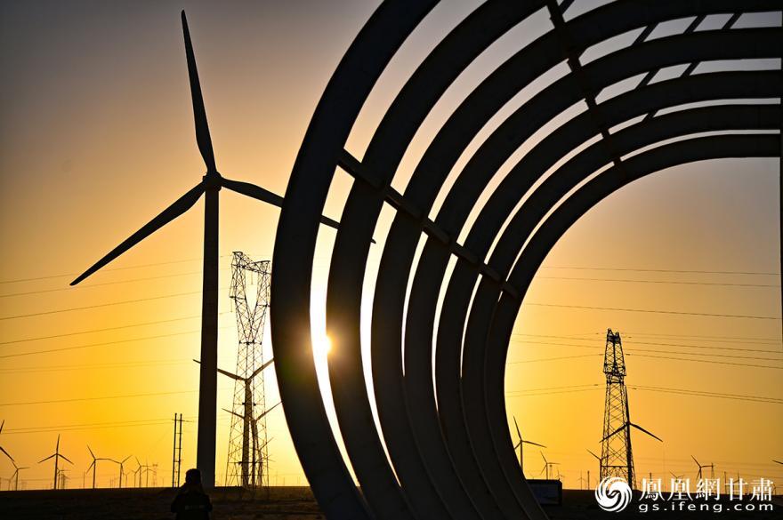 追风逐日聚链条，玉门新能源产业风光无限。