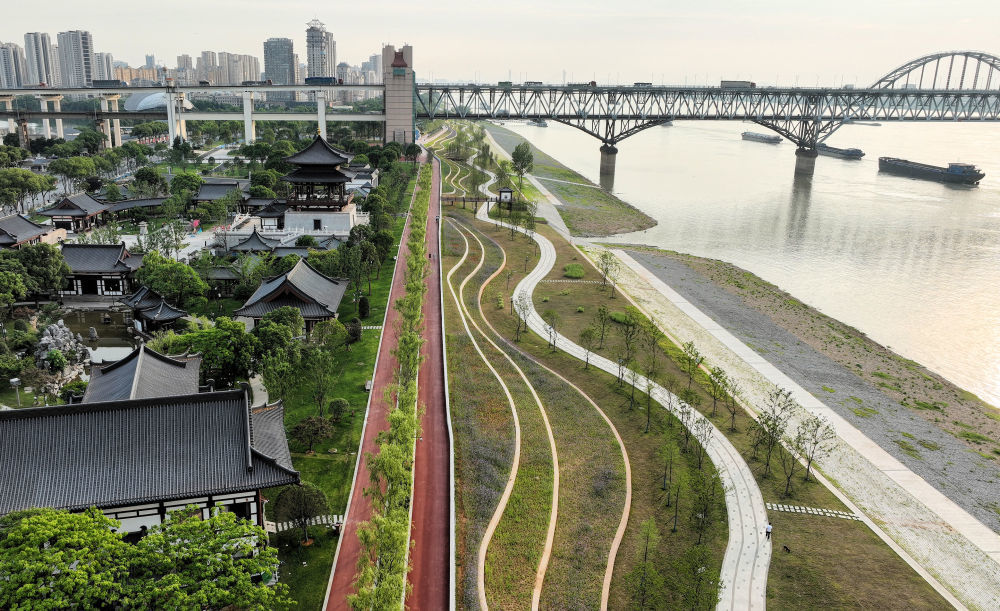 這是6月14日拍攝的長江國家文化公園九江城區(qū)段（無人機(jī)照片）。新華社記者 萬象 攝