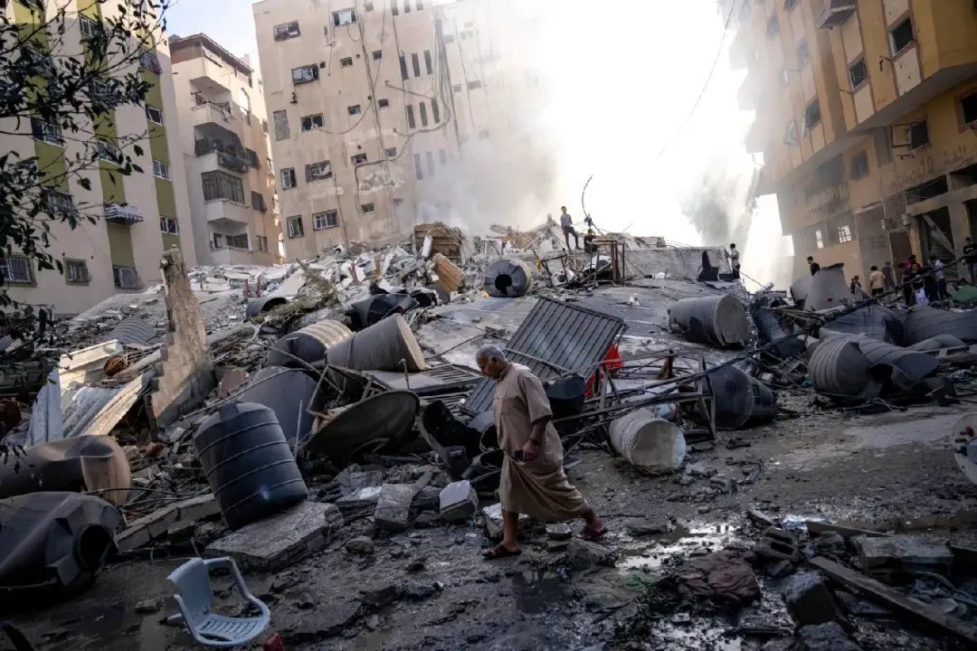 加沙地带住宅楼遭袭，多名记者伤亡 图：央视新闻客户端