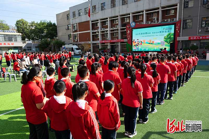 2023年世界精神卫生日（河北）宣传活动现场。　通讯员邓超摄