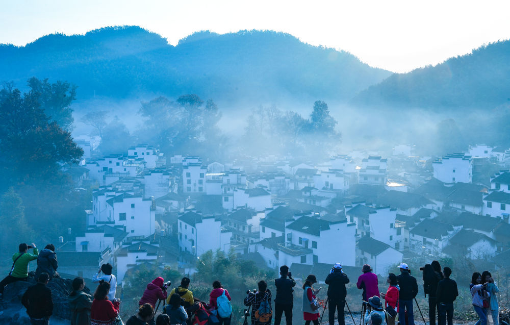 游客在婺源縣石城村游玩（2019年11月8日攝）。