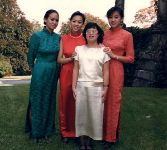 蔡美儿（左二）和三个妹妹（图片来自网络）