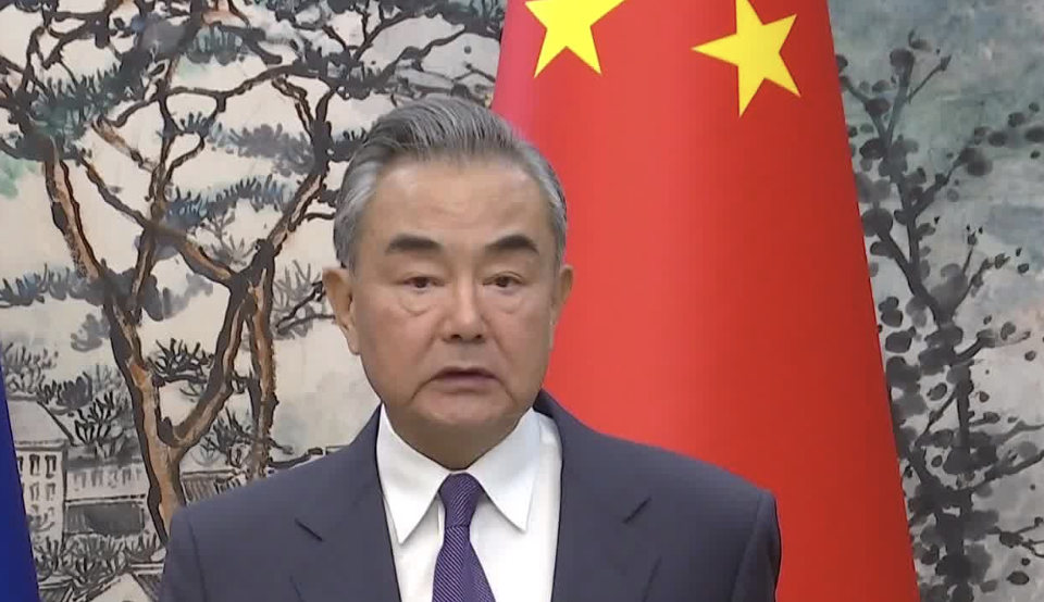 王毅：中方谴责一切伤害平民的行为