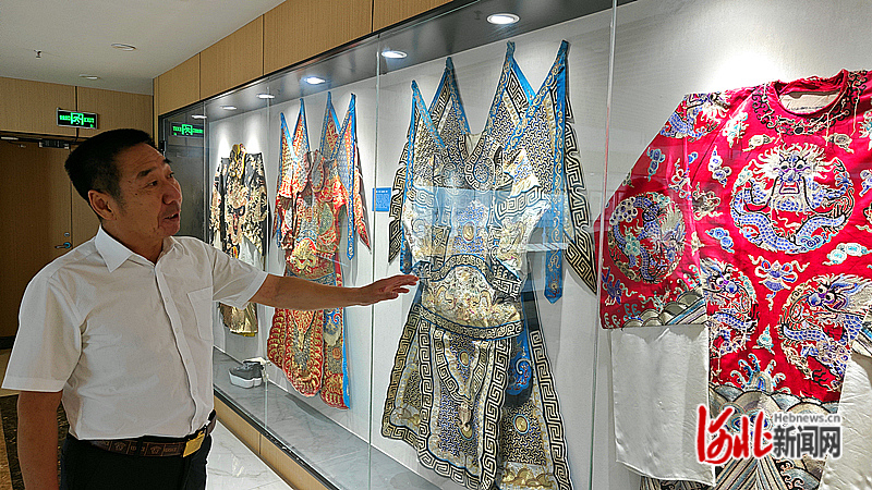 9月27日,石家庄市丝弦剧团团长刘如夺在石家庄丝弦艺术陈列馆里讲述着展品背后的故事。 河北日报记者曹铮摄