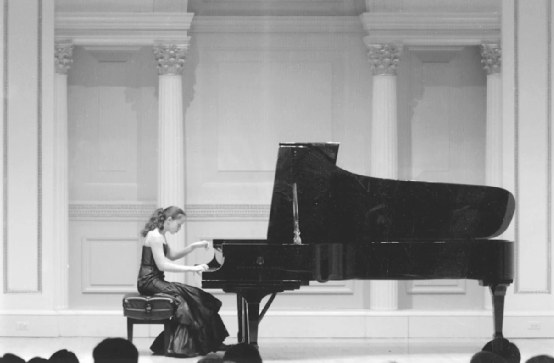 索菲娅14岁时就已经在卡耐基音乐厅弹奏钢琴（图片来自网络）