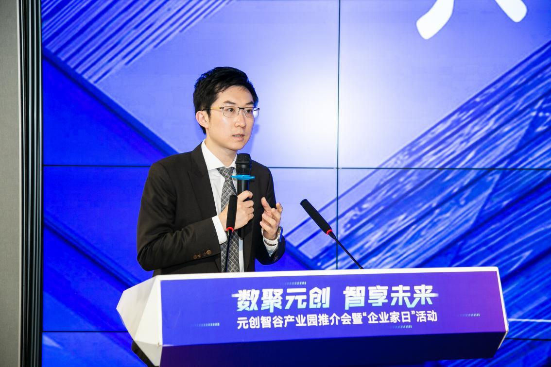 图:姑苏智谷产业园招商负责人傅泽川介绍项目详情