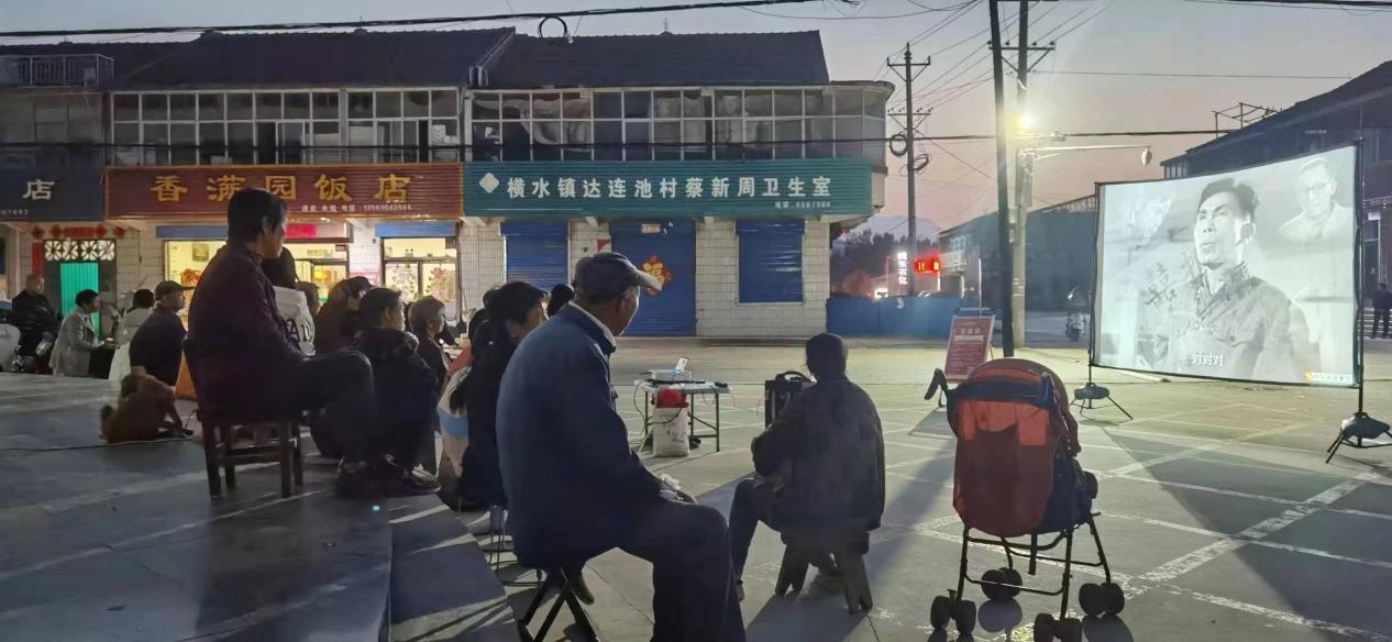 林州农商银行开展的“送电影下乡,促金融惠民”活动。武天旗摄