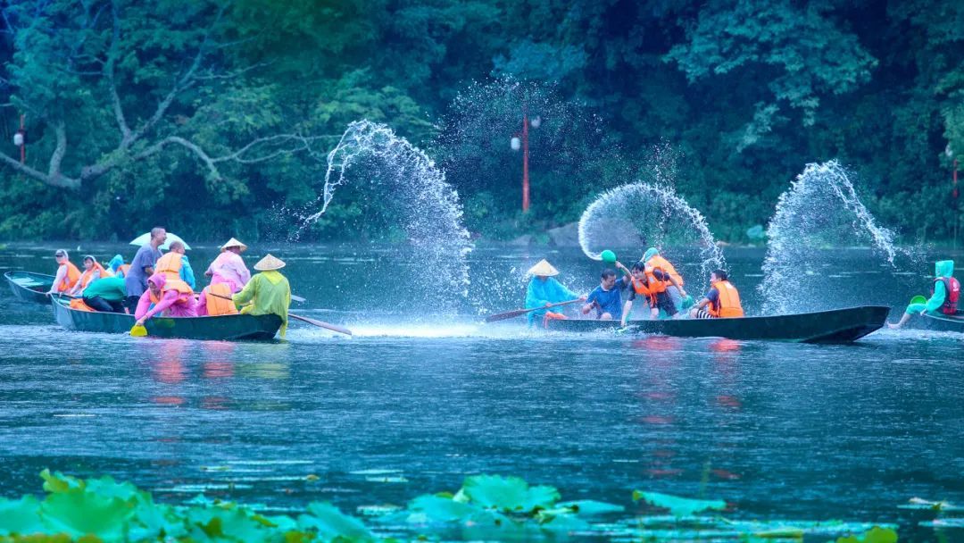 △游人們在潑水玩耍（圖/圖蟲創(chuàng)意）