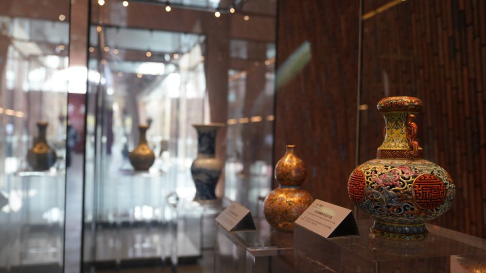 这是近日拍摄的景德镇陶瓷博物馆内的部分展品。新华社记者 胡晨欢 摄