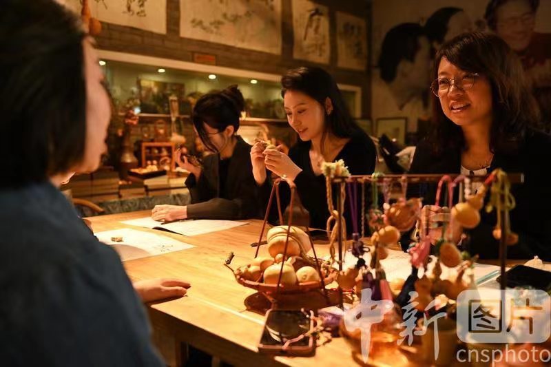 10月11日，甘肃省兰州市城关区文化馆非遗研学基地阮氏刻葫芦传习所内，体验者进行兰州刻葫芦DIY课程。