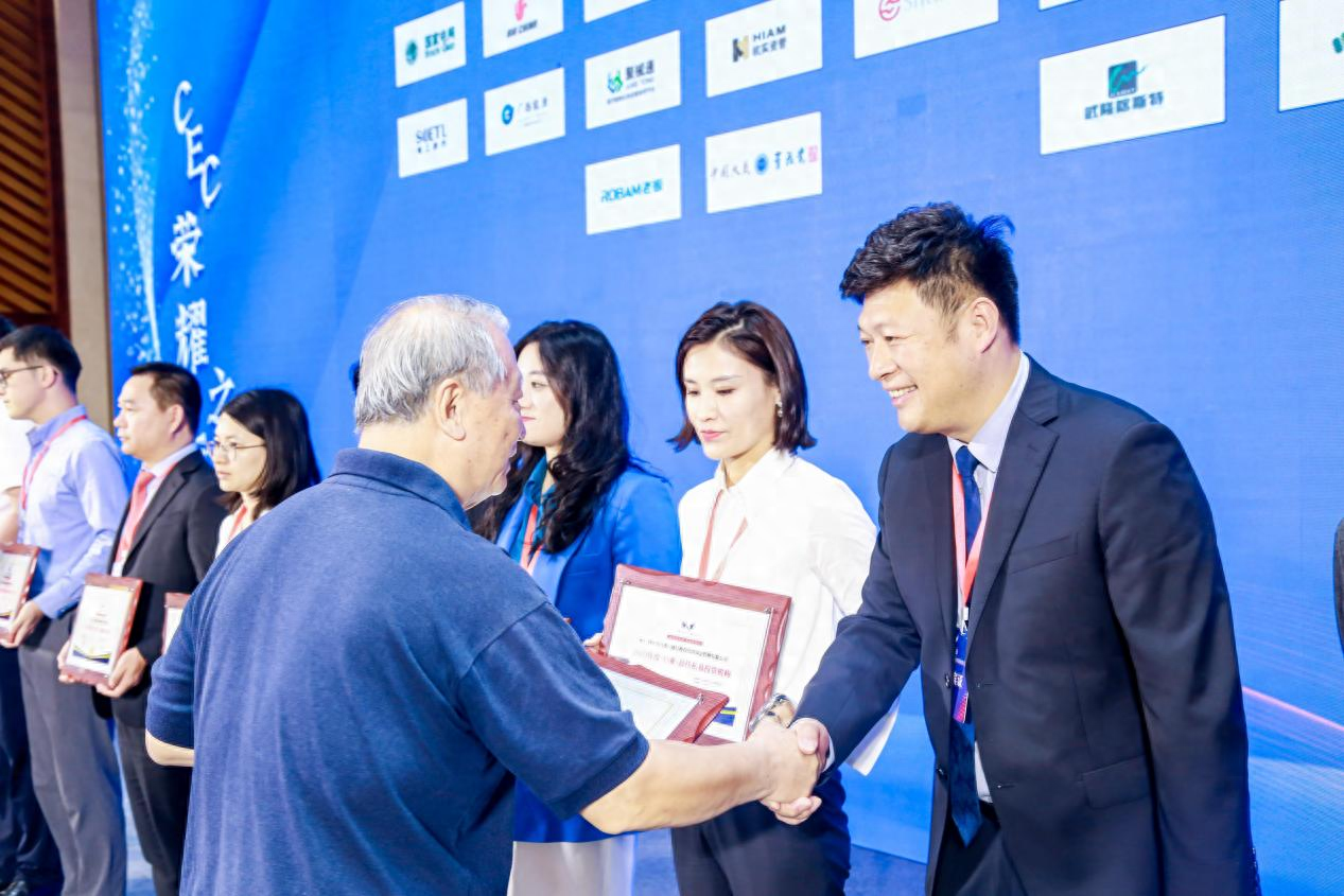甘肃演艺集团演出公司/文旅公司执行董事、总经理，乐动敦煌（敦煌）文化旅游产业发展有限公司董事长张洪田上台领奖。