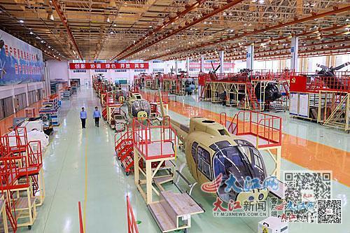 昌河飞机工业(集团)有限责任公司总装车间内，工人们正在组装直升机。江西日报全媒体记者洪子波摄