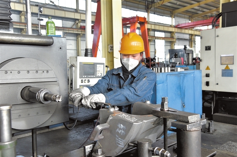 图为尧都高新产业园区工人加工产品