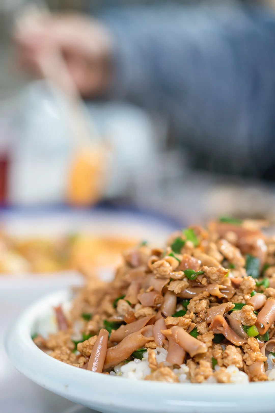 到煙臺(tái)，必須來一份海腸撈飯！