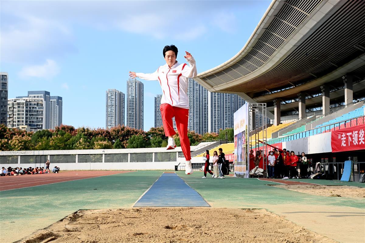 为同学们示范跳远