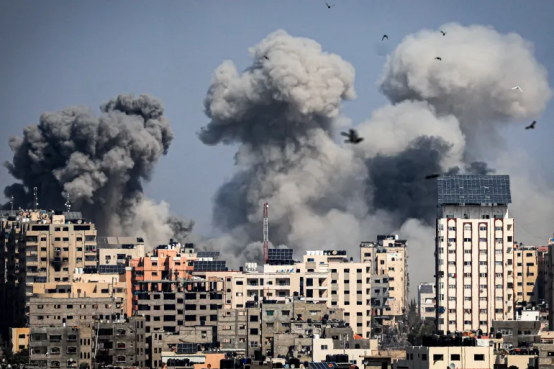 加沙遭以军空袭后升起滚滚浓烟  图源：外媒