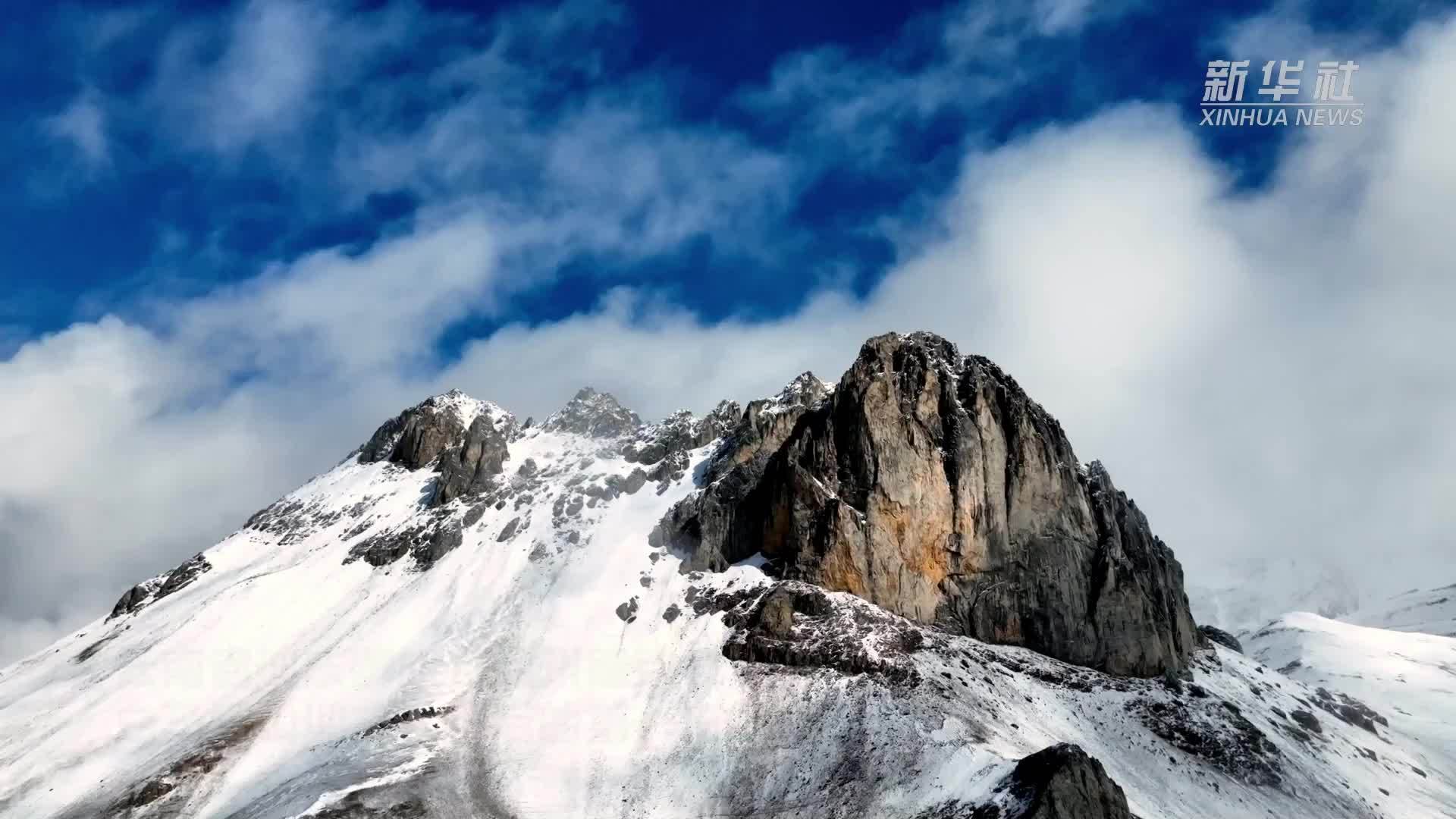 金秋遇初雪，白马雪山壮阔美景