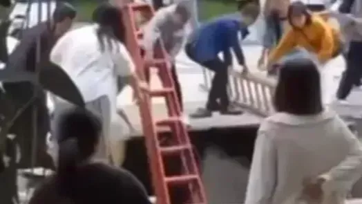 四川一高中操场塌陷，官方：3名学生掉进下方化粪池已救出