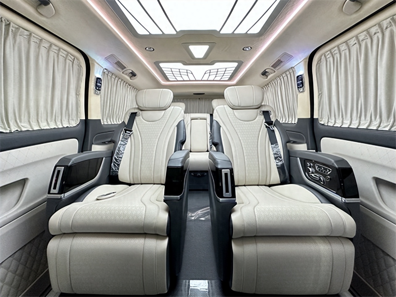 奔驰威霆商务车定制款,7座配置很高_凤凰网汽车_凤凰网