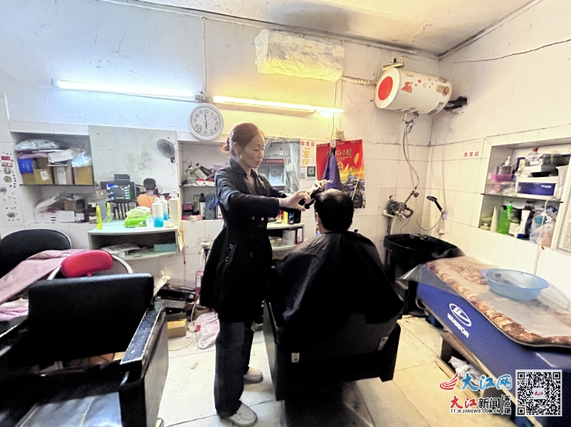 郑志华为顾客理发