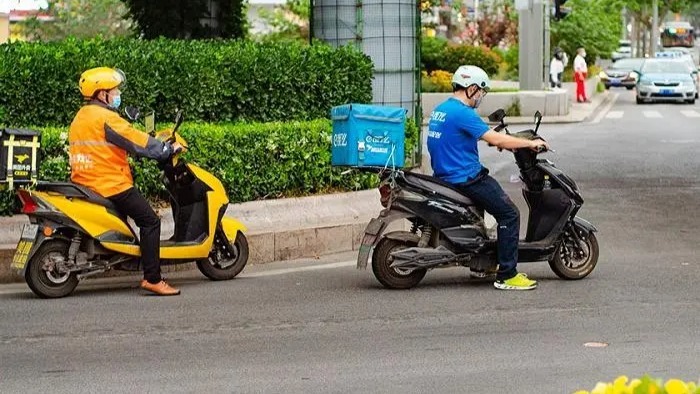 当事企业讲述“摆拍事件”，饿了么外卖员往餐里吐口水视频为何被发出？