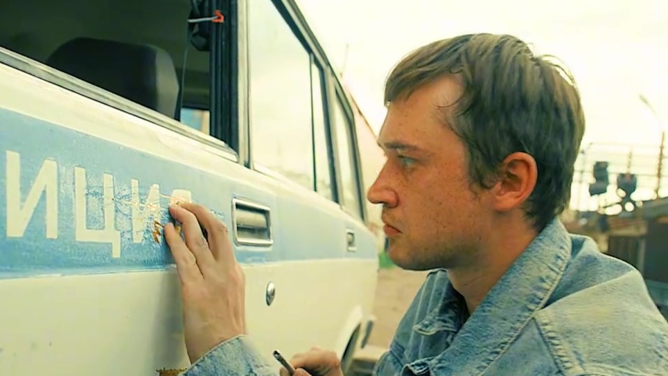 男人淘到一辆破车，却发现车身都是黄金打造