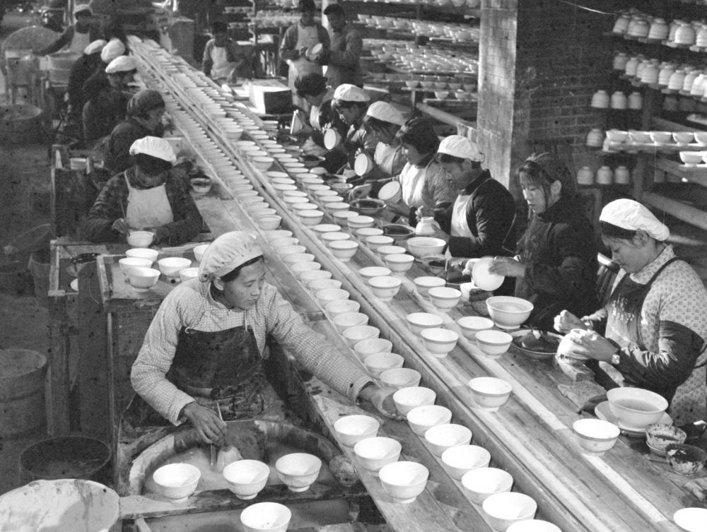 ↑ 1978年，景德镇为民瓷厂工人生产日用瓷。