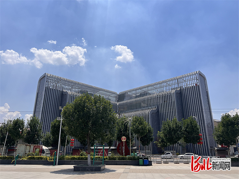 10月8日拍摄的魏县文侯智能化立体停车场。河北日报通讯员岳扬摄