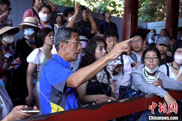 暖“心”闻:西安“导游爷爷”杨建 生动形象讲述历史故事凤凰网陕西_凤凰网