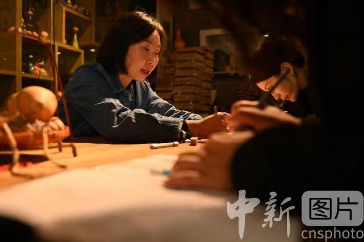 10月11日，甘肃省兰州市城关区文化馆非遗研学基地阮氏刻葫芦传习所内，阮氏刻葫芦第四代传人阮熙越向体验者教授兰州刻葫芦技巧。