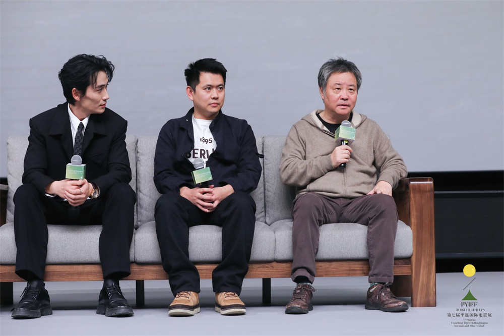 首映礼现场，朱一龙、魏书钧、余华对谈。