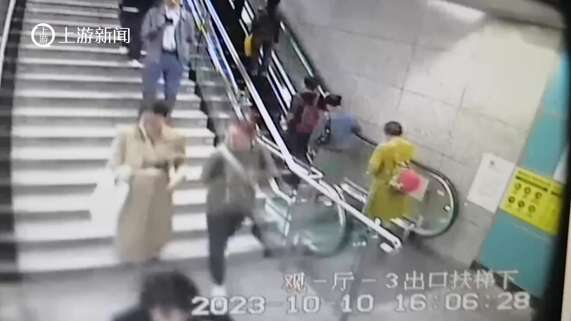 监控拍下惊险瞬间！乘客在扶梯上后仰险摔倒，工作人员飞奔救人