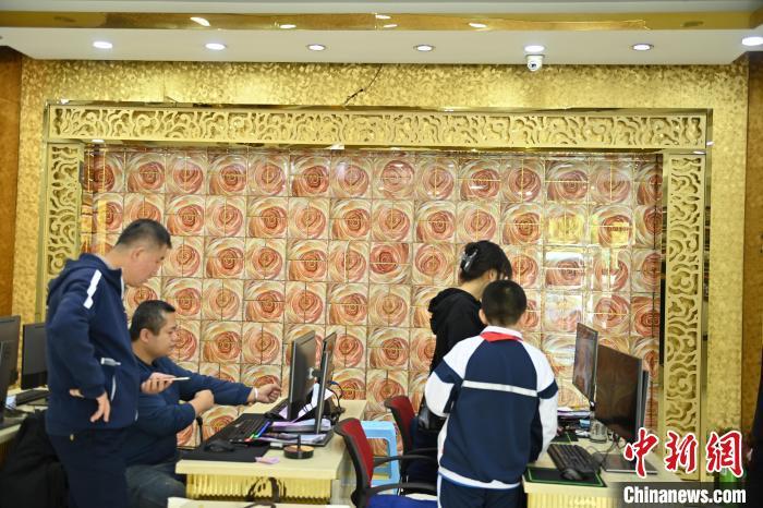 图为顾客进行选片　李亚龙　摄