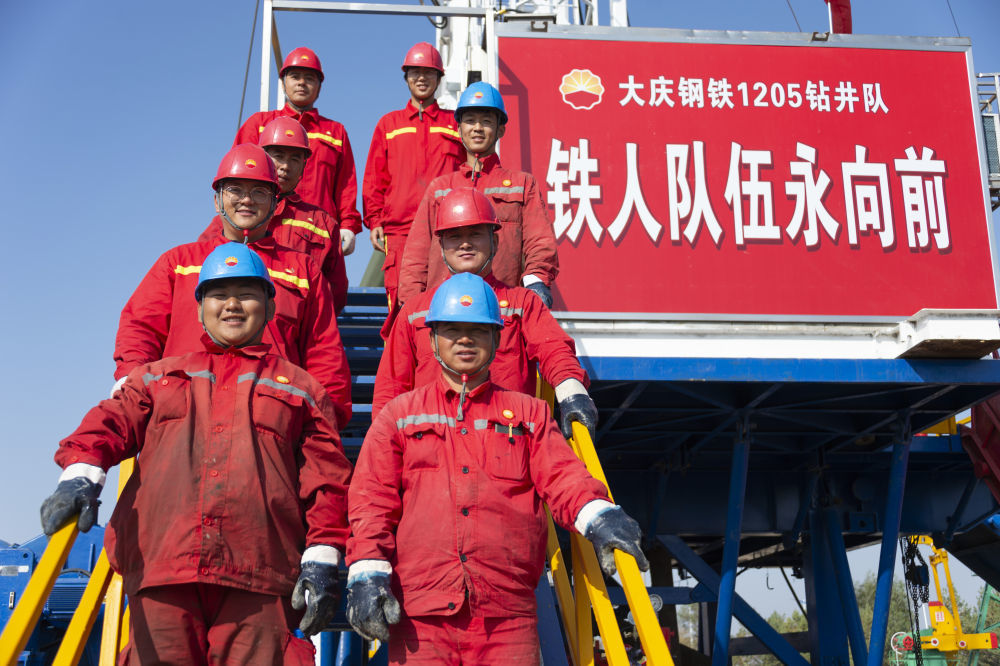 大庆油田1205钻井队的部分队员在钻井平台上合影　新华社记者　谢剑飞 摄
