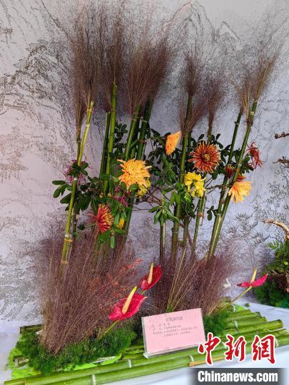 图为插花作品“自然调色盘”。刘鹏 摄