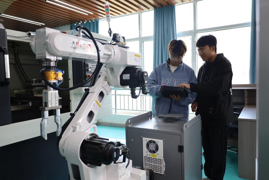 10月17日，在甘肃省兰州新区科教园区，兰州信息科技学院的学生进行机械操作课程。新华社记者　马希平　摄